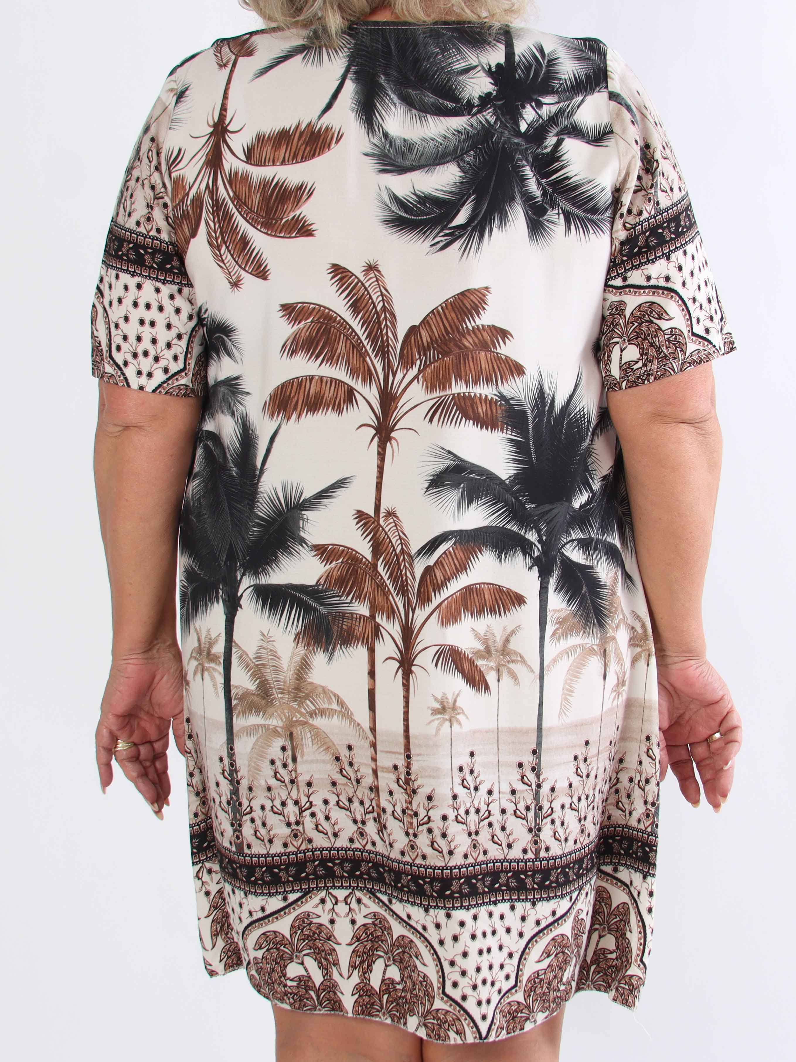 Julia - Plus size sommerkjole med palmer og mønster